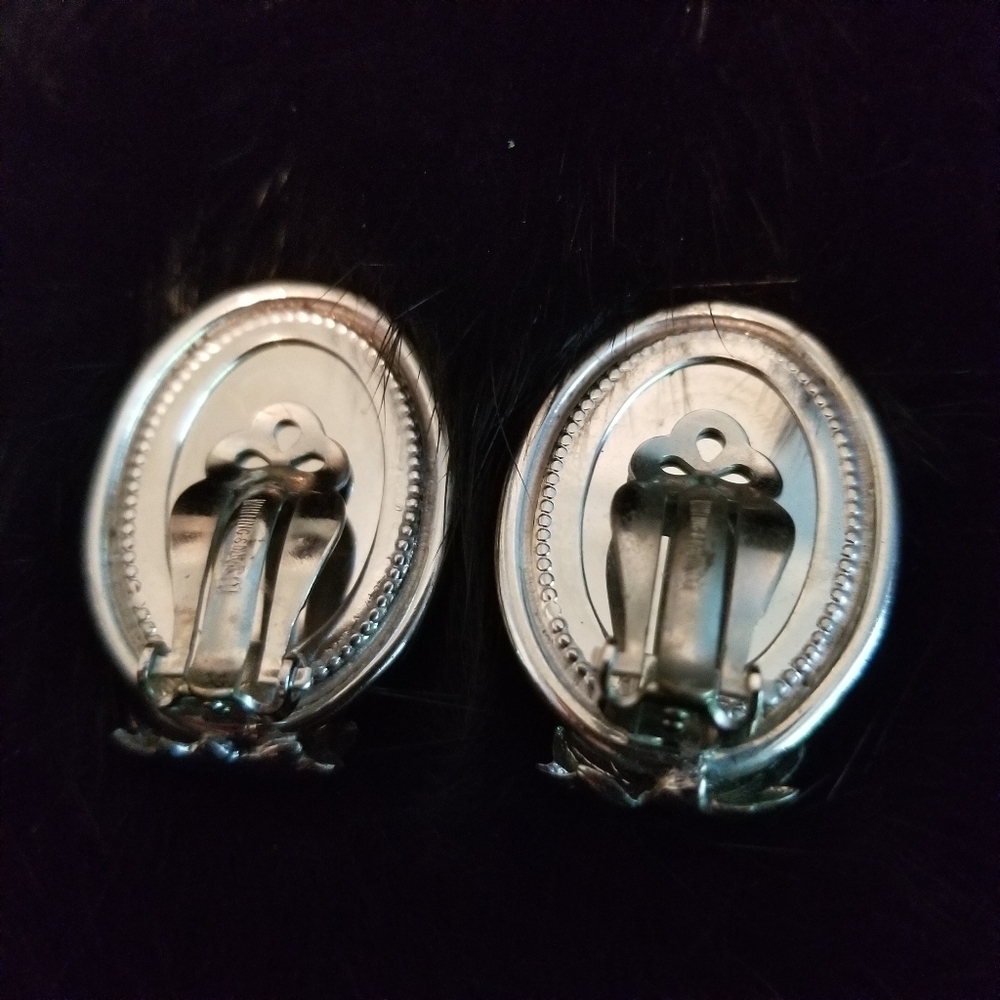 Rare Vintage Signed Whiting & Davis Mother of Pearl Oval Ornate Silver Earrin… - Picture 7 of 15